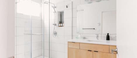 Dusche, Haartrockner, Bidet, Handtücher