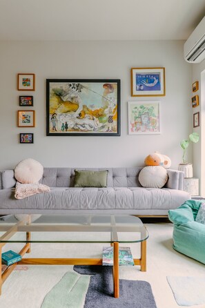 Smart-tv, boeken, een stereo en een computerscherm