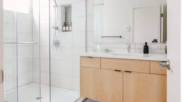 Dusche, Haartrockner, Bidet, Handtücher