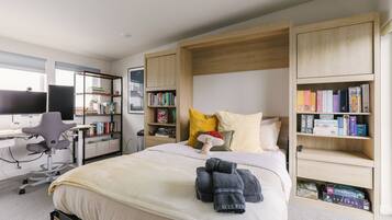 3 bedrooms, desk, free WiFi, bed sheets