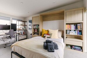 3 bedrooms, desk, free WiFi, bed sheets