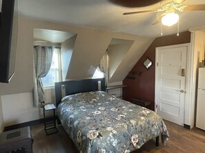 1 bedroom, desk, iron/ironing board, WiFi - The Birdhouse.  Studio apartment.  Pets welcome, close to downtown and airport. (Idaho Falls)