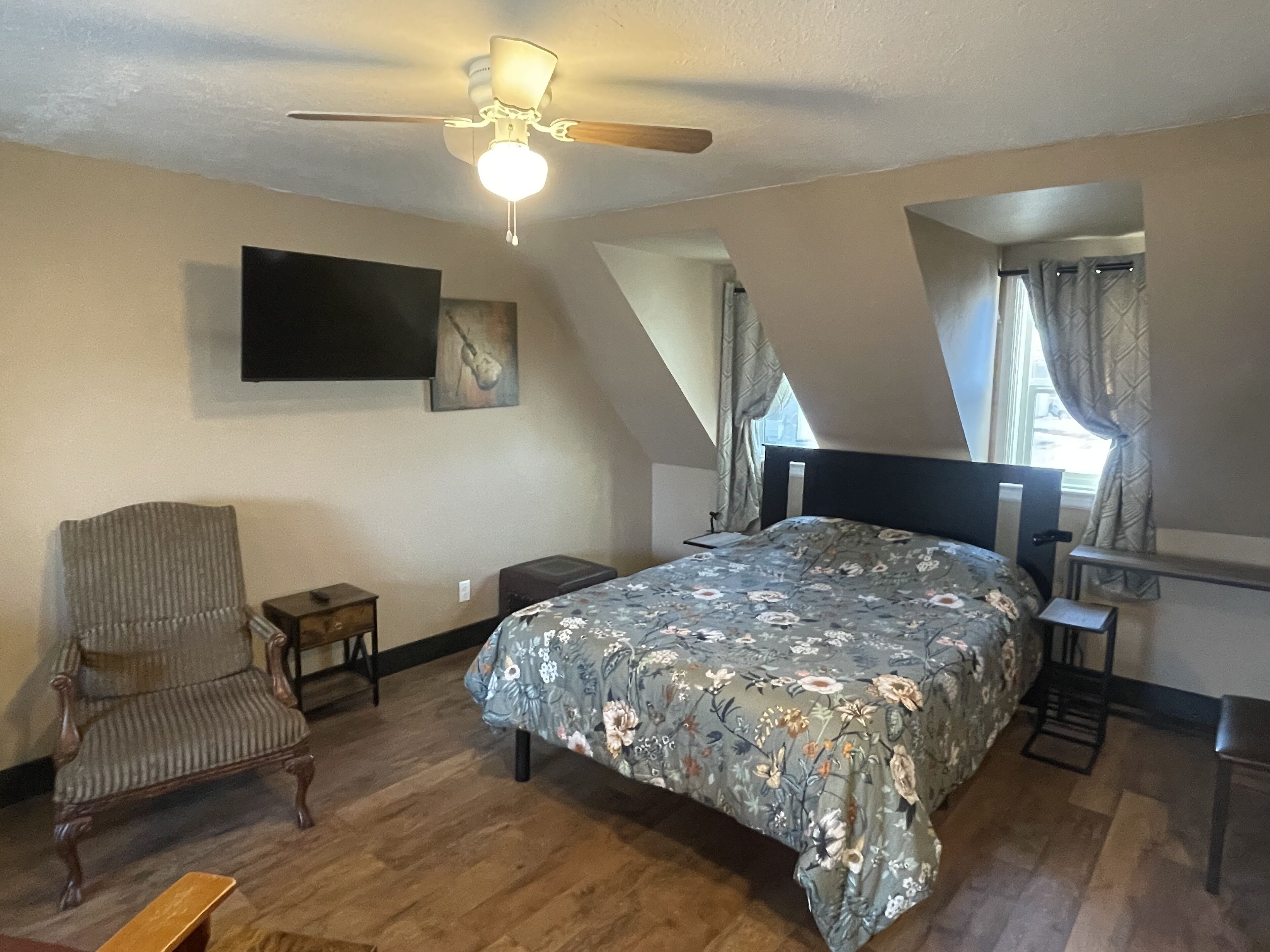 1 habitación, escritorio, tabla de planchar con plancha y wifi 