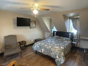 1 slaapkamer, een bureau, een strijkplank/strijkijzer, wifi