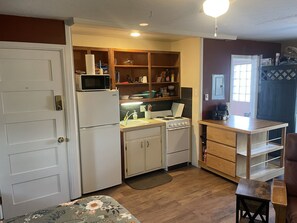 Een koelkast, een microgolfoven, een oven, een kookplaat