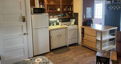 The Birdhouse. Studio apartment. Pets welcome, close to downtown and airport.