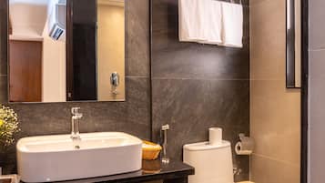 Deluxe Triple Room | Bathroom | Shower, free toiletries, hair dryer, slippers