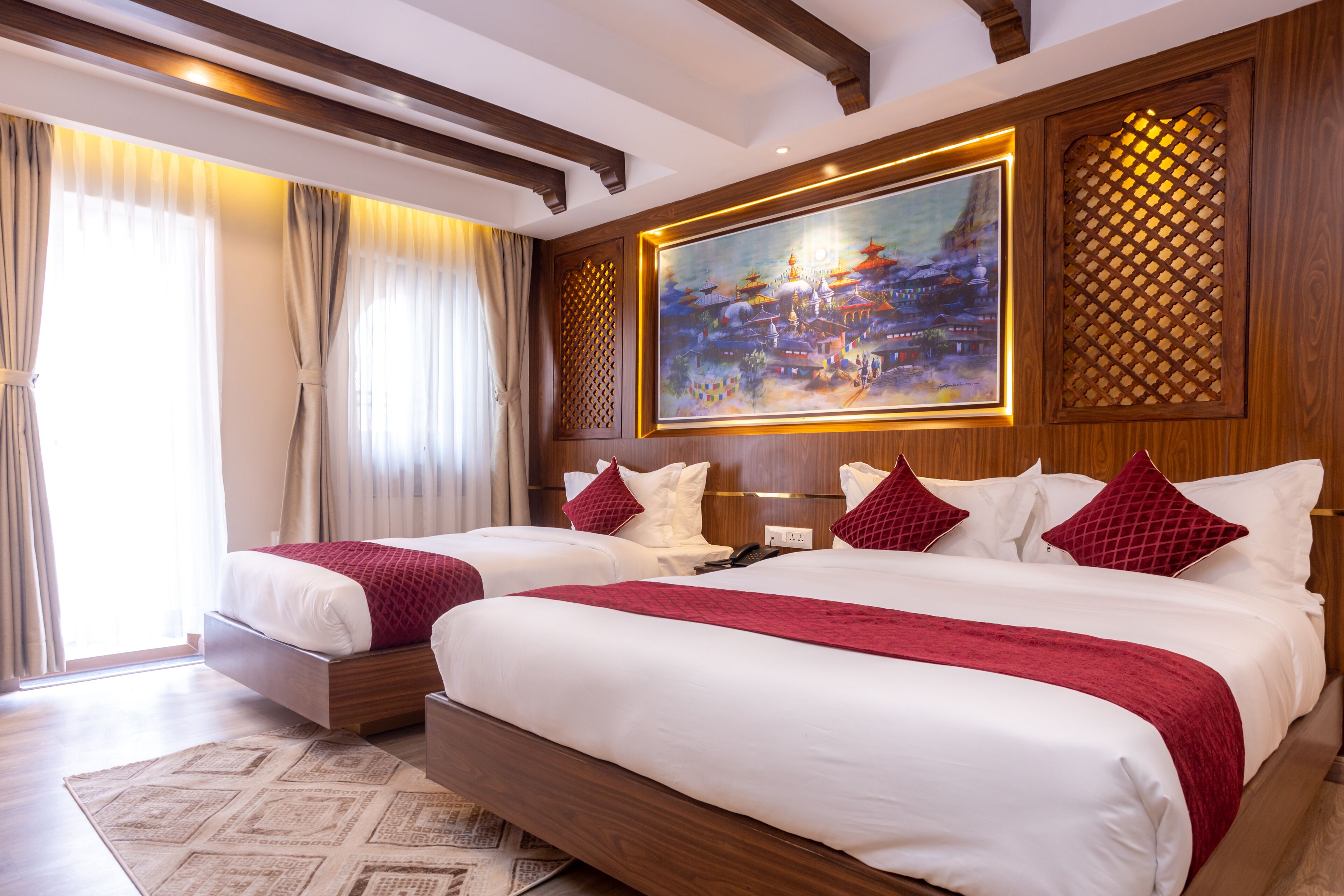 Una habitación de hotel con dos camas, un cuadro grande en la pared y paneles de madera.
