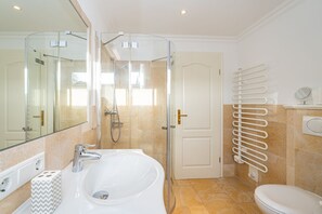 Regadera, secadora de cabello, toallas 