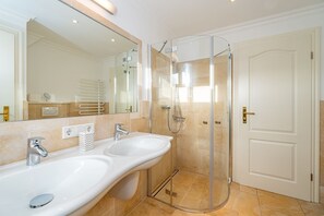 Dusche, Haartrockner, Handtücher