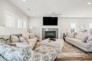 电视、壁炉、书