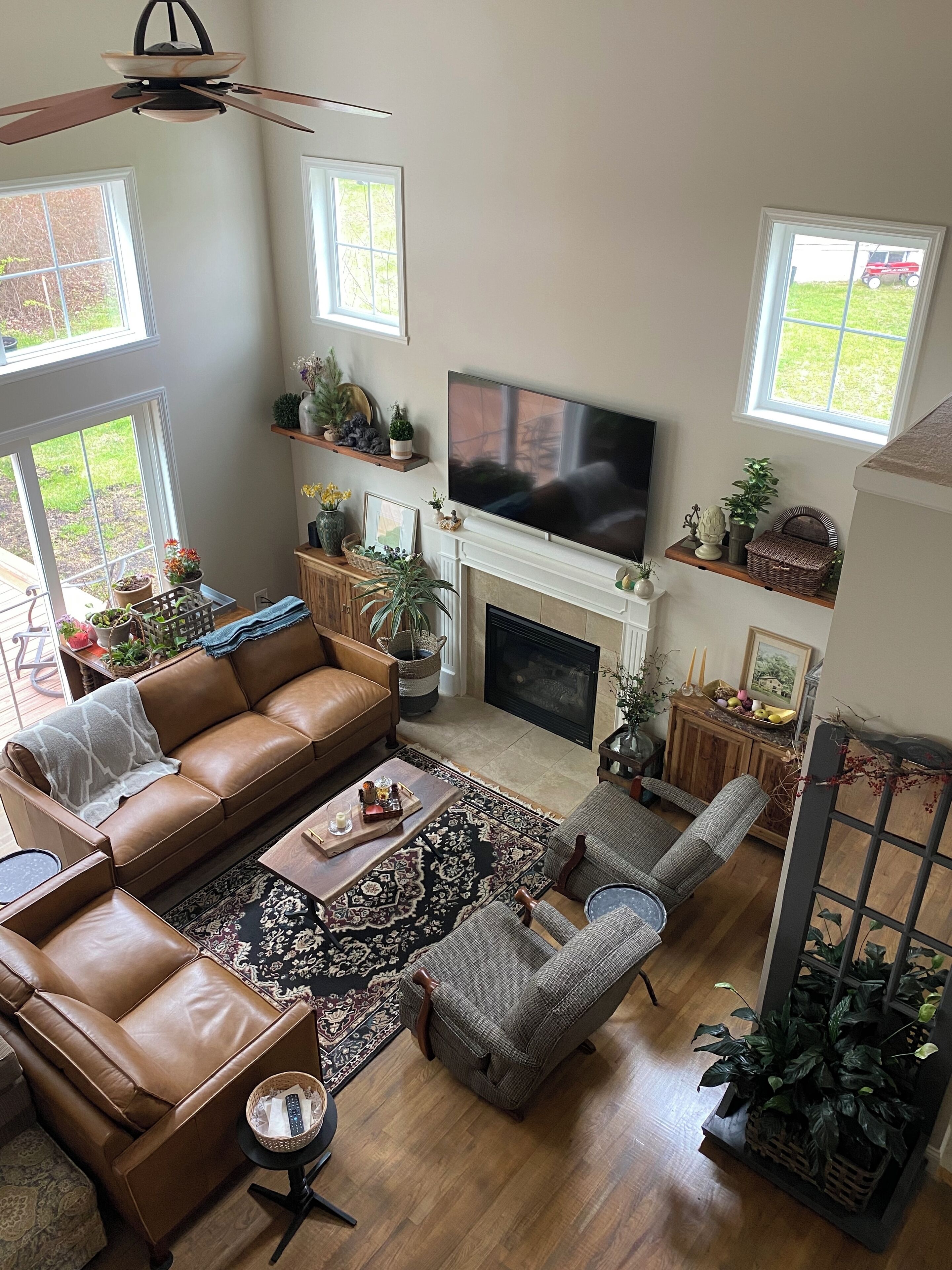 Smart TV, chimenea, libros