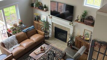 Smart TV, chimenea, libros