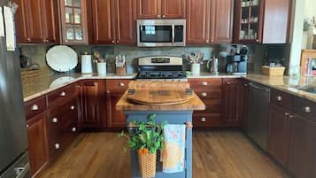 Kylskåp, mikrovågsugn, ugn och spishäll