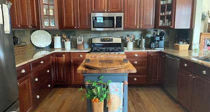 Roomy & welcoming retreat-minutes from the lake, golf, horses,dining-Saratoga!