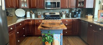 Roomy & welcoming retreat-minutes from the lake, golf, horses,dining-Saratoga!