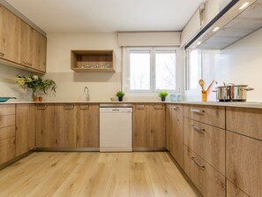 Kjøleskap, mikrobølgeovn, ovn og oppvaskmaskin