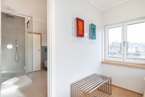 Dusche, Haartrockner, Handtücher, Seife