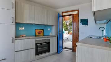 Refrigerador, mesa de comedor