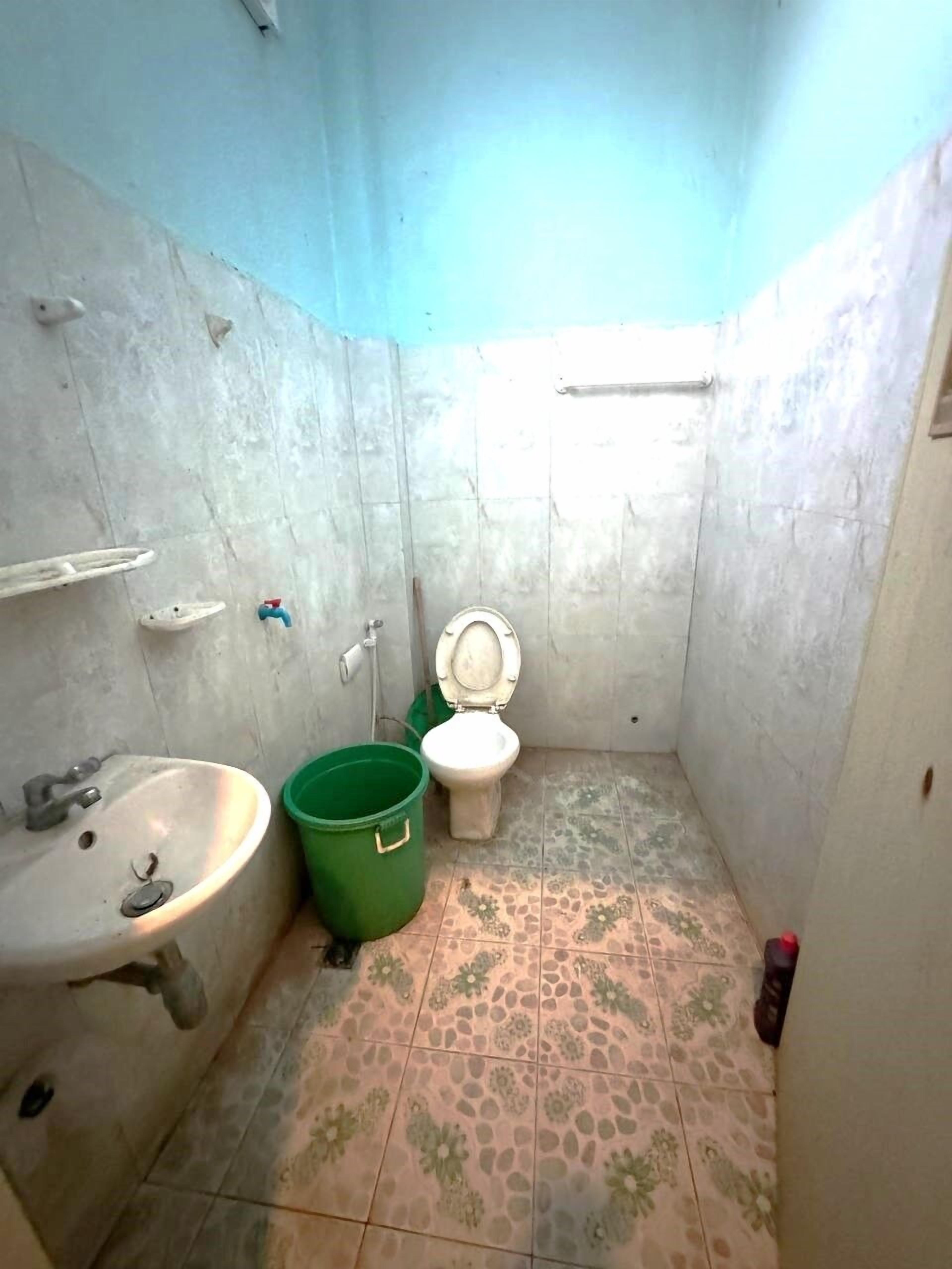 Bathroom | Designer toiletries, soap, shampoo, toilet paper