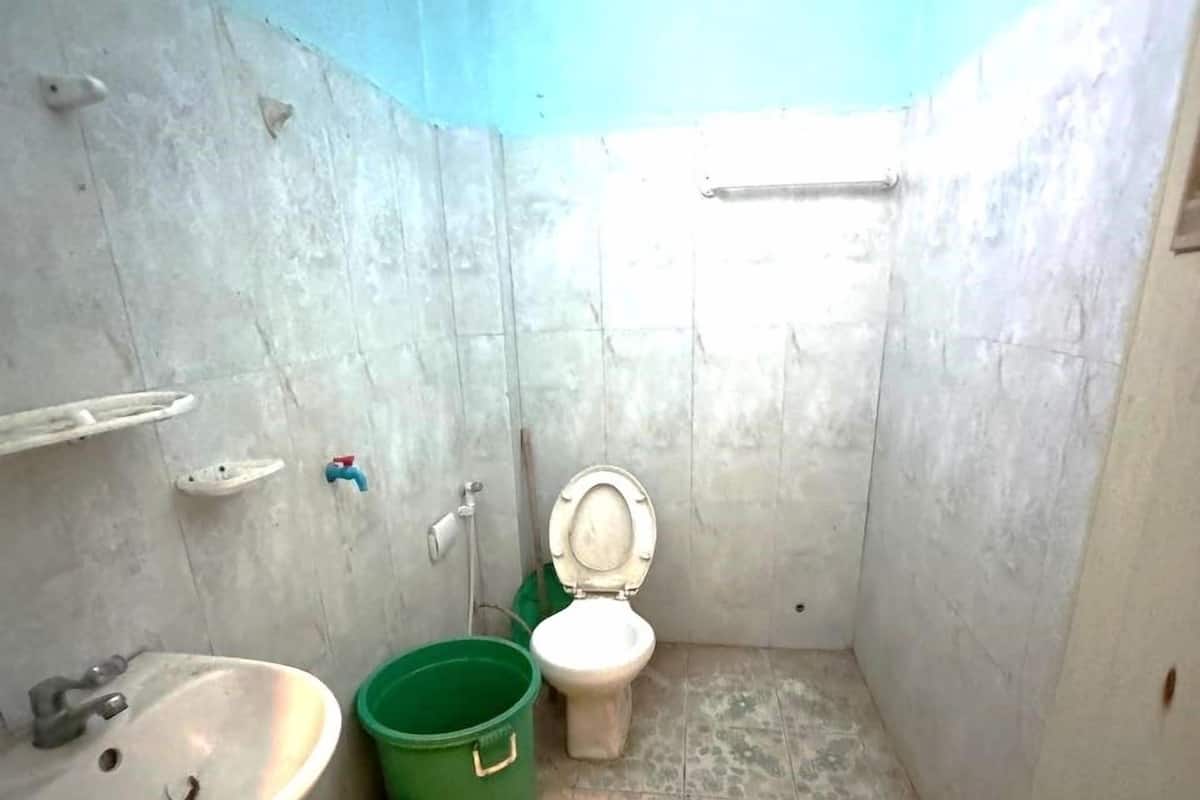 Bathroom | Designer toiletries, soap, shampoo, toilet paper