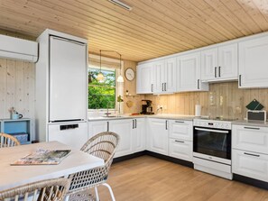 Kühlschrank, Ofen, Geschirrspüler, Hochstuhl