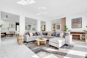 Smart TV - Stunning 4 Bd 4 Bth Home w/Pool (Miami)