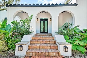 Exterior detail - Stunning 4 Bd 4 Bth Home w/Pool (Miami)