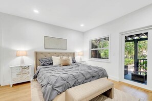 4 habitaciones, escritorio y tabla de planchar con plancha 