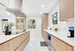 Fridge, microwave, oven, stovetop - Stunning 4 Bd 4 Bth Home w/Pool (Miami)