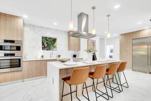 Fridge, microwave, oven, stovetop - Stunning 4 Bd 4 Bth Home w/Pool (Miami)