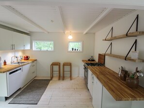 Kühlschrank, Geschirrspüler, Kochgeschirr/Geschirr/Besteck