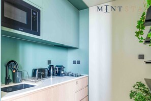 Cafetière-théière, four à micro-ondes, bouilloire électrique