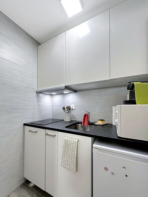 Refrigerador, microondas, lavavajillas y cafetera y tetera 