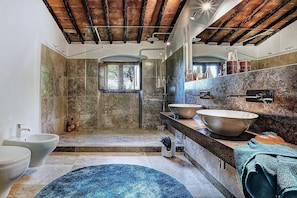 Douche, serviettes fournies