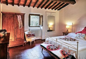 4 bedrooms, desk, iron/ironing board, free WiFi