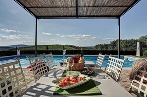 Outdoor dining - Villa Biancofiore: A characteristic and welcoming three-story ancient tuscan country house situated in the heart of the Tuscan countryside, with Free WI-FI. (Gaiole in Chianti)