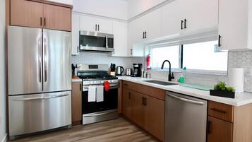 Full-size fridge, microwave, oven, stovetop