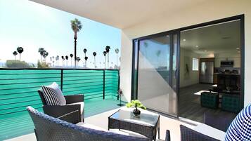 3 bedrooms, individually decorated, individually furnished, desk