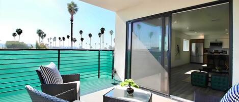 3 bedrooms, individually decorated, individually furnished, desk