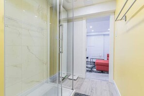 Dusche, Haartrockner, Bidet, Handtücher