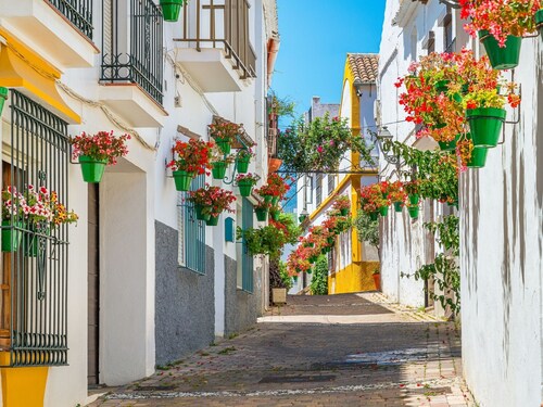 Experience sophistication in this contemporary four-bedroom frontline golf townhouse