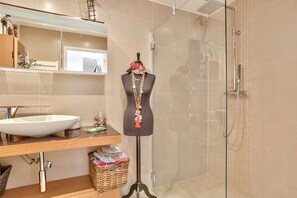 Dusche, Haartrockner, Handtücher