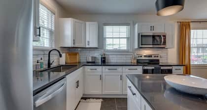 Charming Home with 4 Bedroom, 6 Beds in Hillsboro Village