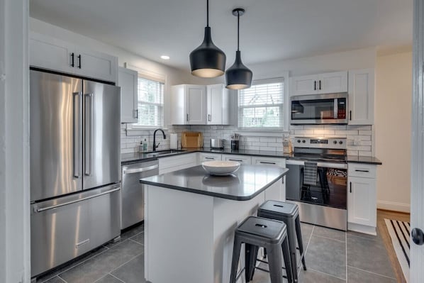 Fridge, microwave, oven, stovetop - Charming House by Vanderbilt and Belmont University (Nashville)