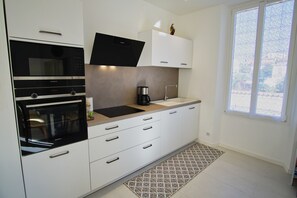 Kjøleskap, mikrobølgeovn, ovn og oppvaskmaskin