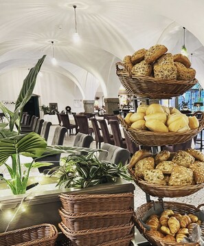 Café da manhã com buffet todos os dias (EUR 16 por pessoa)