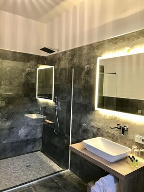 Studio | Bathroom | Shower, rainfall showerhead, free toiletries, heated floors - Gut am See Hotel & Restaurant  (Görlitz)