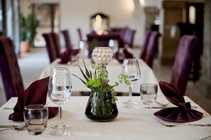 2 restauranter; severer frokost og lokale og internationale retter