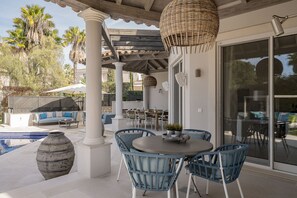 屋外ダイニングエリア